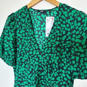 Uniqlo Green and Black Puff Sleeve Wrap Blouse